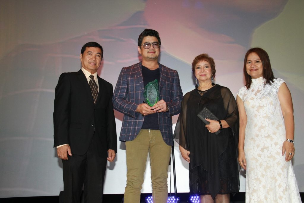 Best Male News Anchor Julius Babao at the Platinum Stallion awards flanked by school officials during the awards night